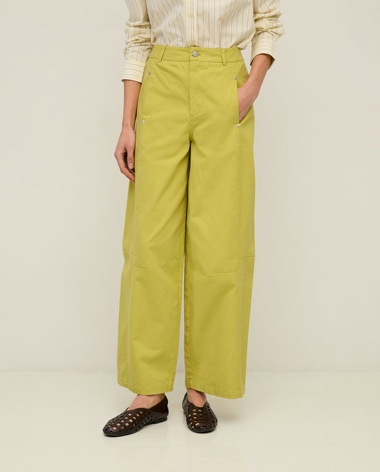 Pantalón barrel amarillo.