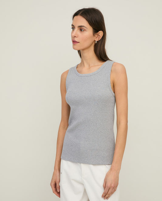 Camiseta tirantes gris.