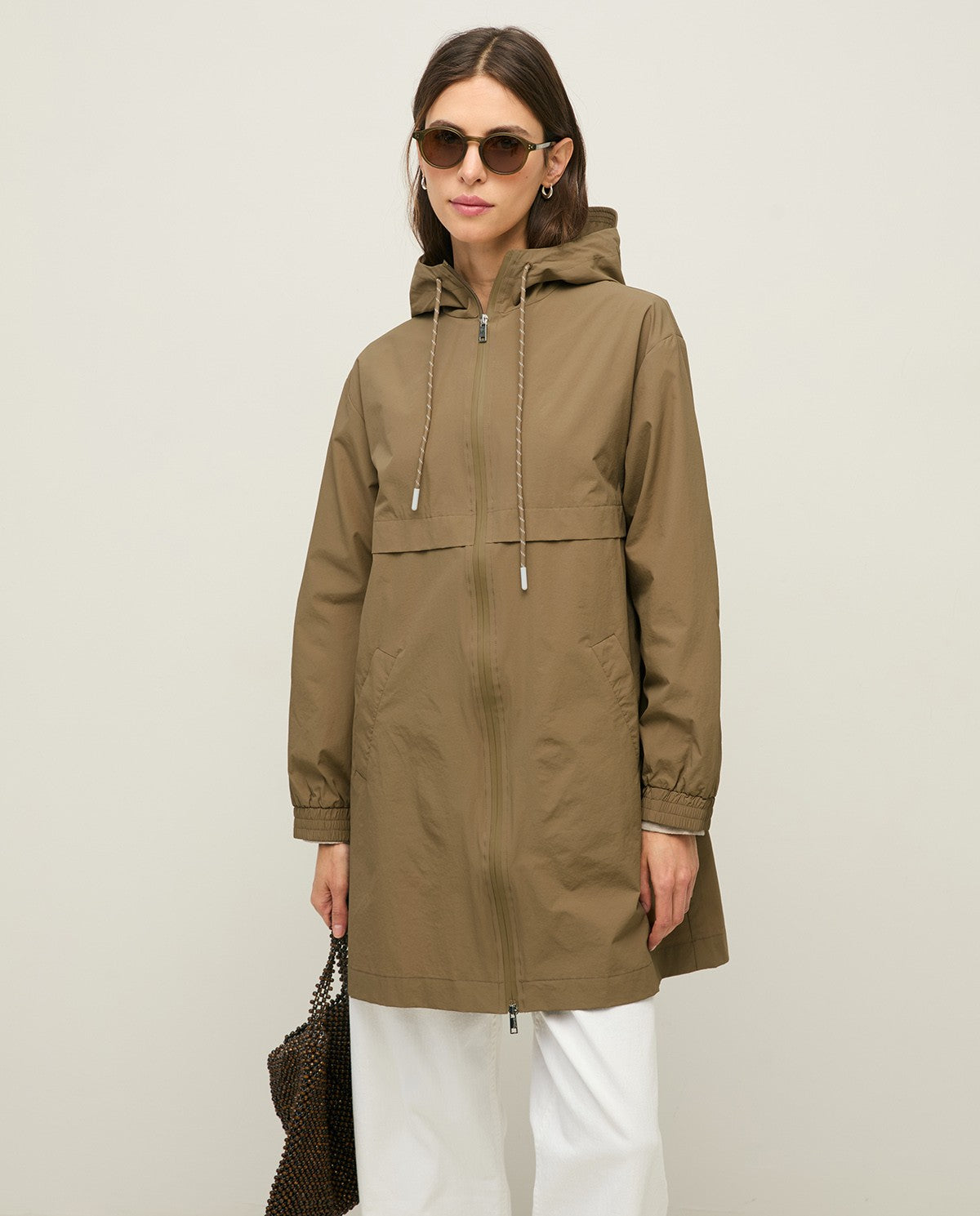 Parka con capucha khaki.