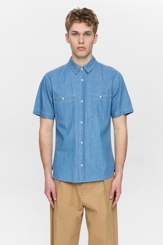Camisa denim ligera.