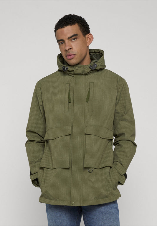 Chaqueta verde con capucha.
