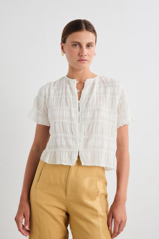 Blusa color crudo tejido especial.