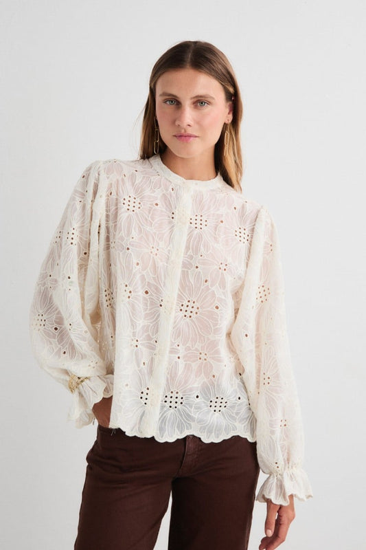 Blusa blanca bordados.