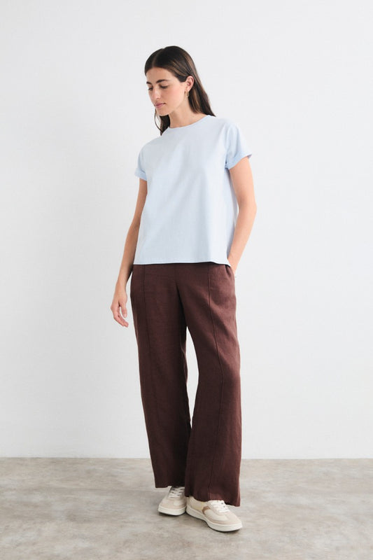 Camiseta básica manga corta azul claro.