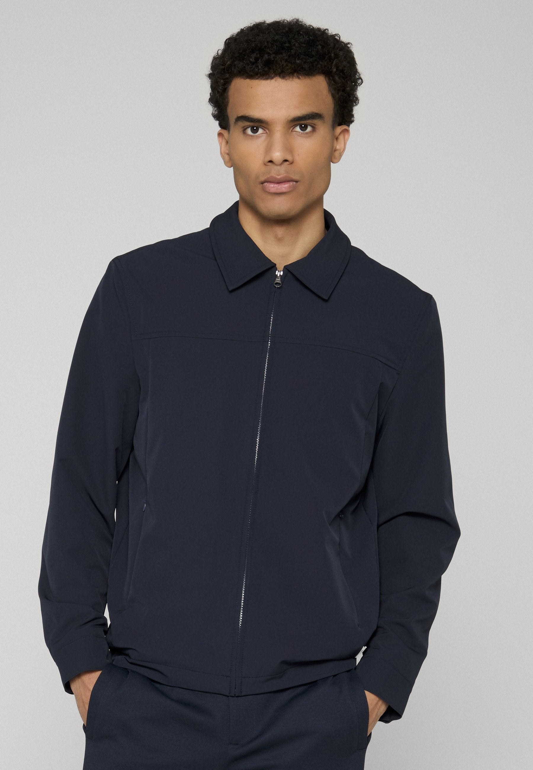 Cazadora ligera azul marina.