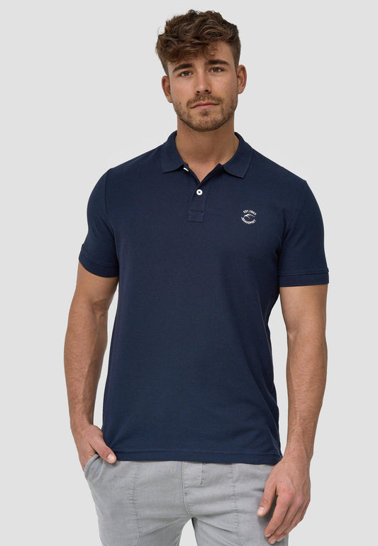 Polo de manga corta azul marino.