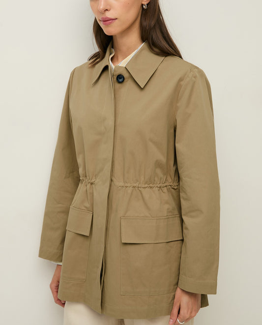 Chaqueta ajustable en arena.