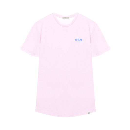 Camiseta manga corta rosa estampada.
