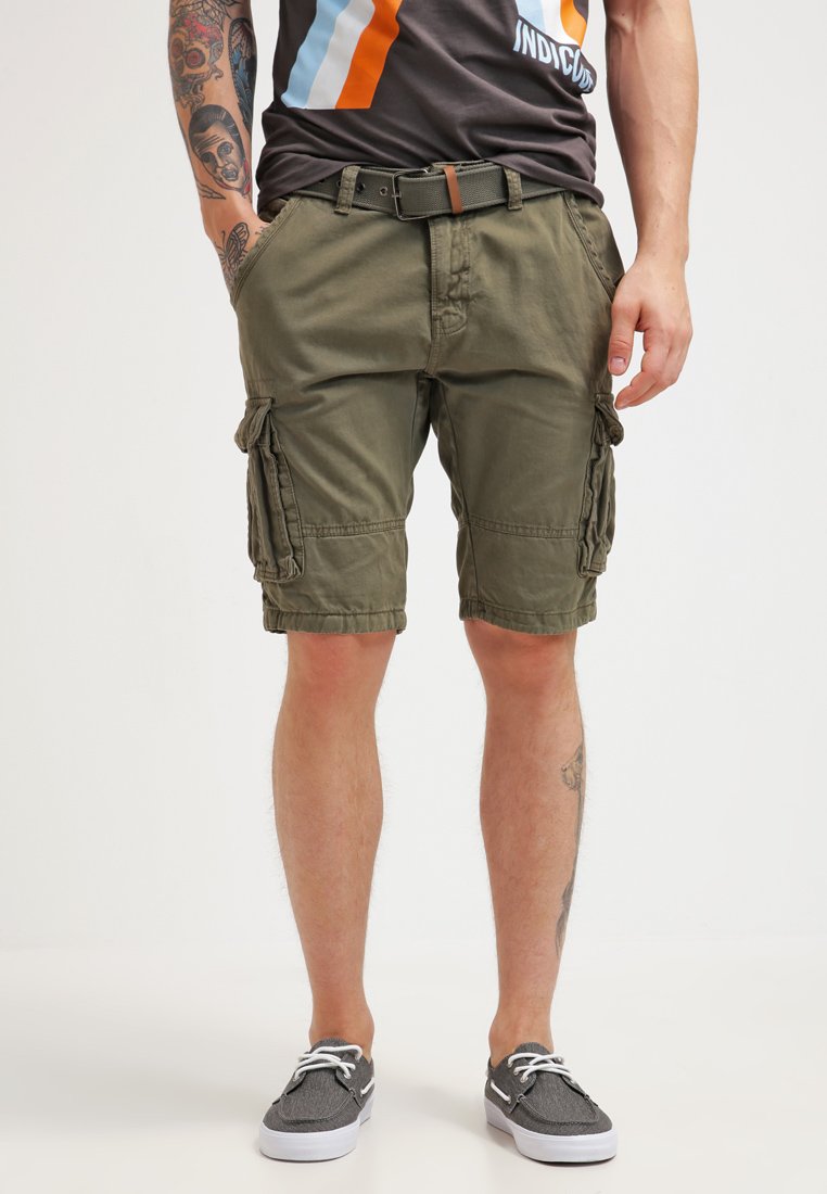 Short cargo verde.