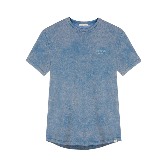 Camiseta manga corta azul estampada.