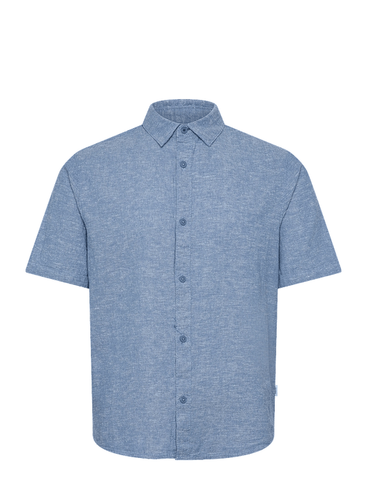 Camisa manga corta azul.